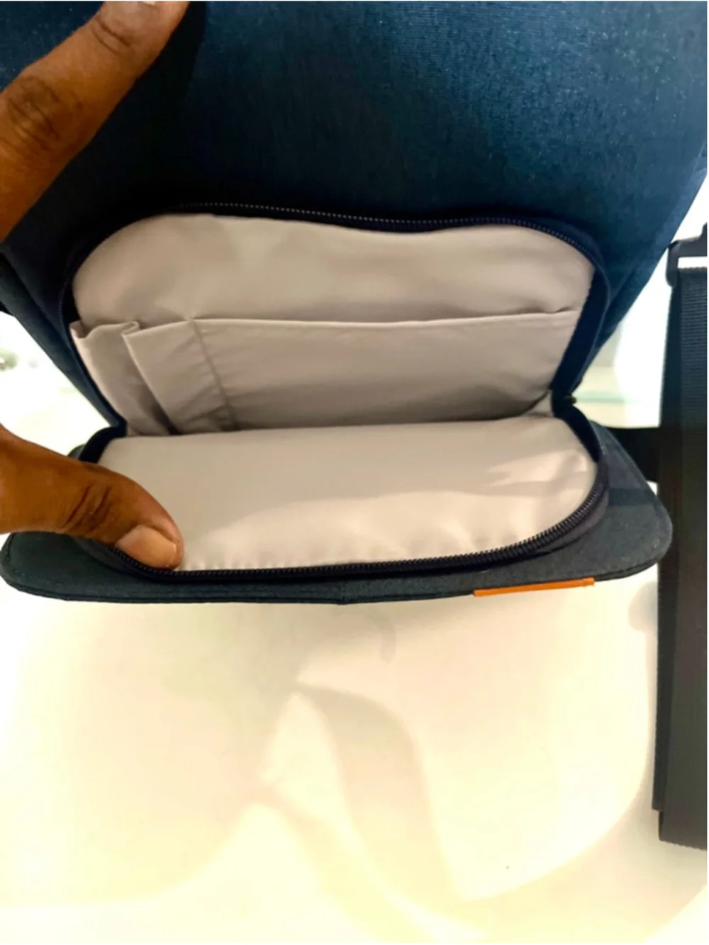 MoKo 9-11 Inch Tablet Sleeve Bag with a removable shoulder strap unisex